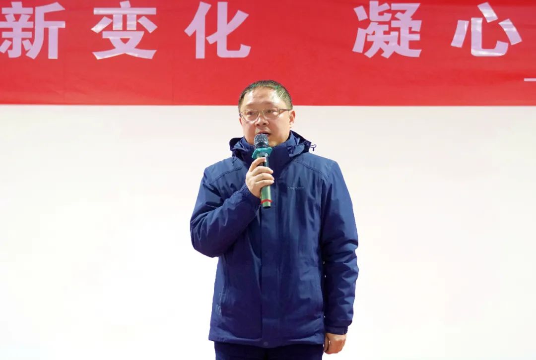 学校党委书记王代彬宣布团建活动开始.jpg