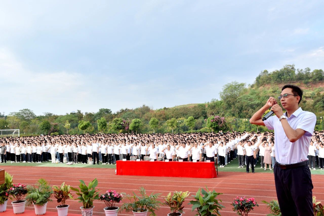 蒋国红带领高中校区师生进行了新学期宣誓.jpg